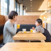 Chuỗi nhà hàng Nhật gây tranh cãi vì cung cấp thức ăn miễn phí cho trẻ em